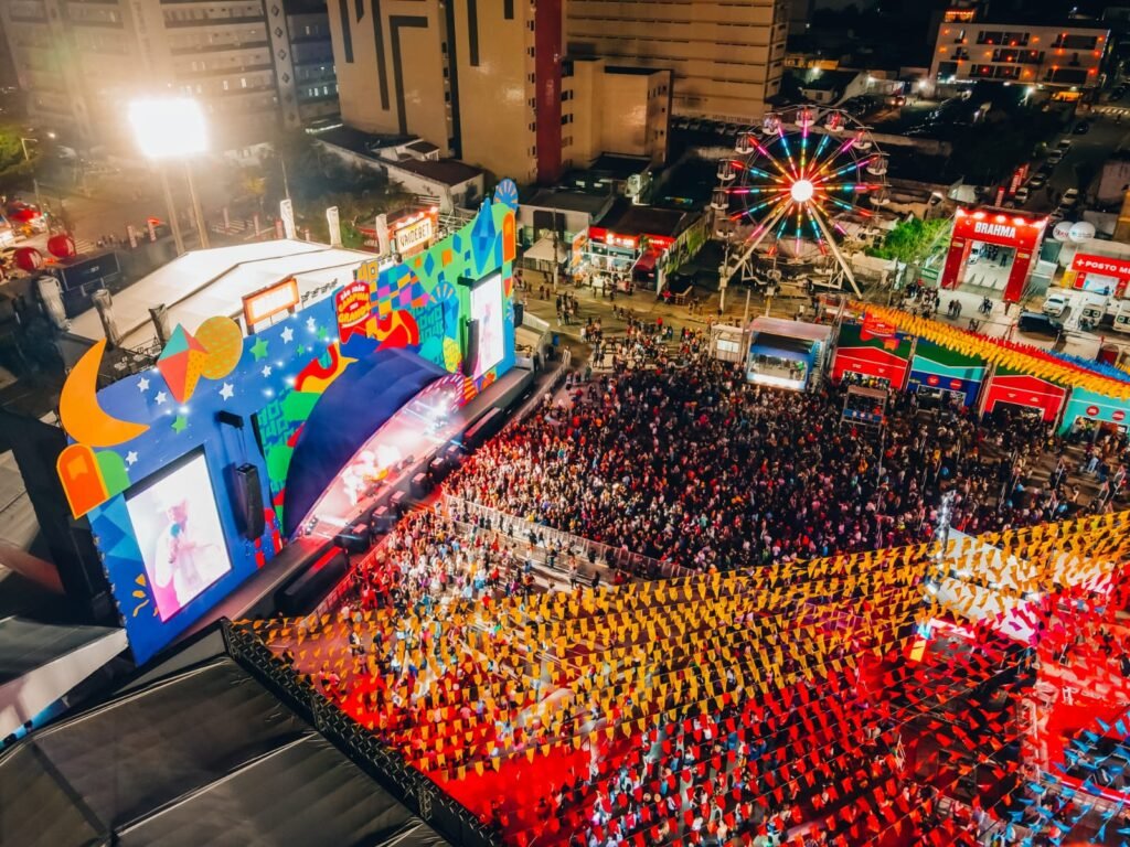 Flávio Bolsonaro vai ao São João de Campina Grande em 4 de julho, confirma Efraim Filho