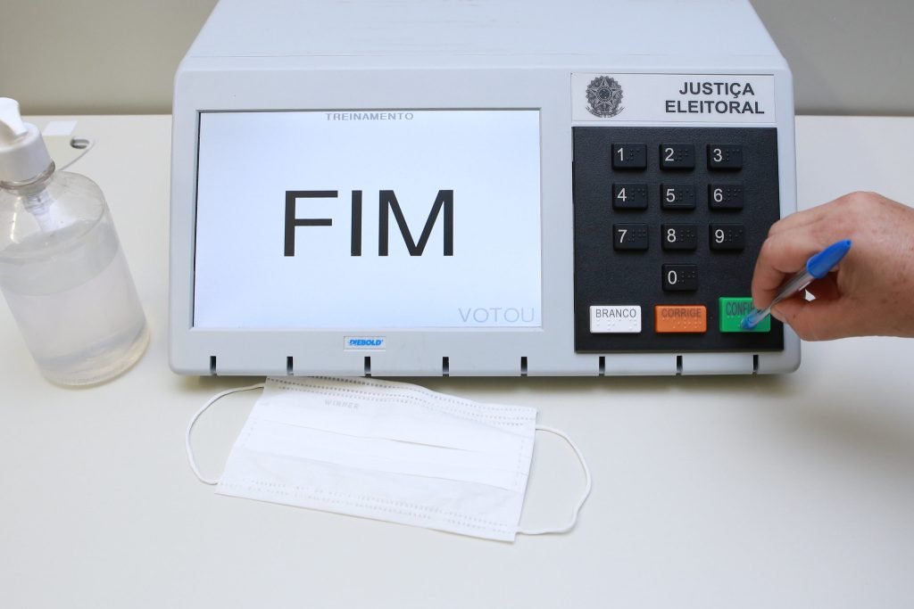 Alvo de investigação por fraude, instituto da família Lira divulga pesquisa na Paraíba favorável a aliado do PP