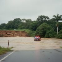 BR-101 interditada após rompimento de barragem em Caaporã; PRF não prevê liberação