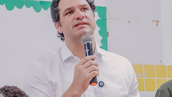Convite de Aécio a Léo Bezerra expõe racha no PSB e abre disputa eleitoral em JP
