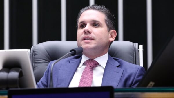 Entenda o que o apoio de Lula a Hugo Motta muda para a Paraíba